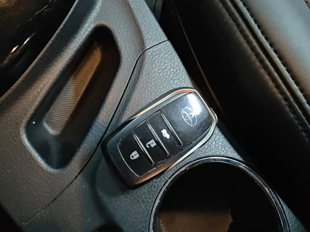 Toyota Corolla Twin Engine E+ 2019 1.8L E-CVT Leading Edition фото 9