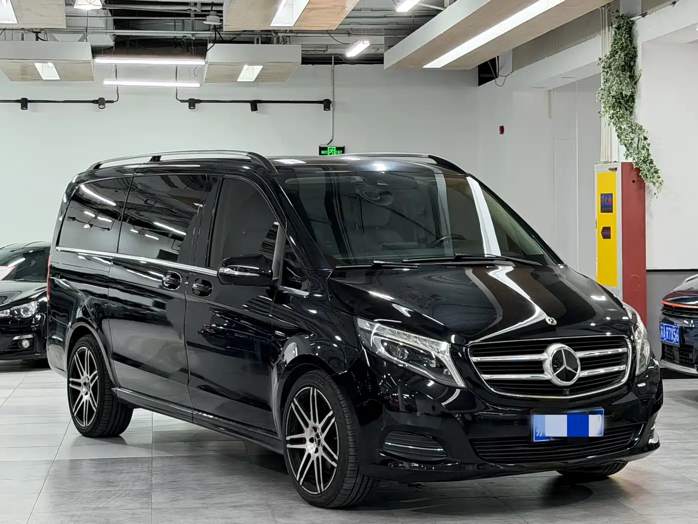 Mercedes-Benz V-Class 2017 Model V 260 Premium Edition фото 3