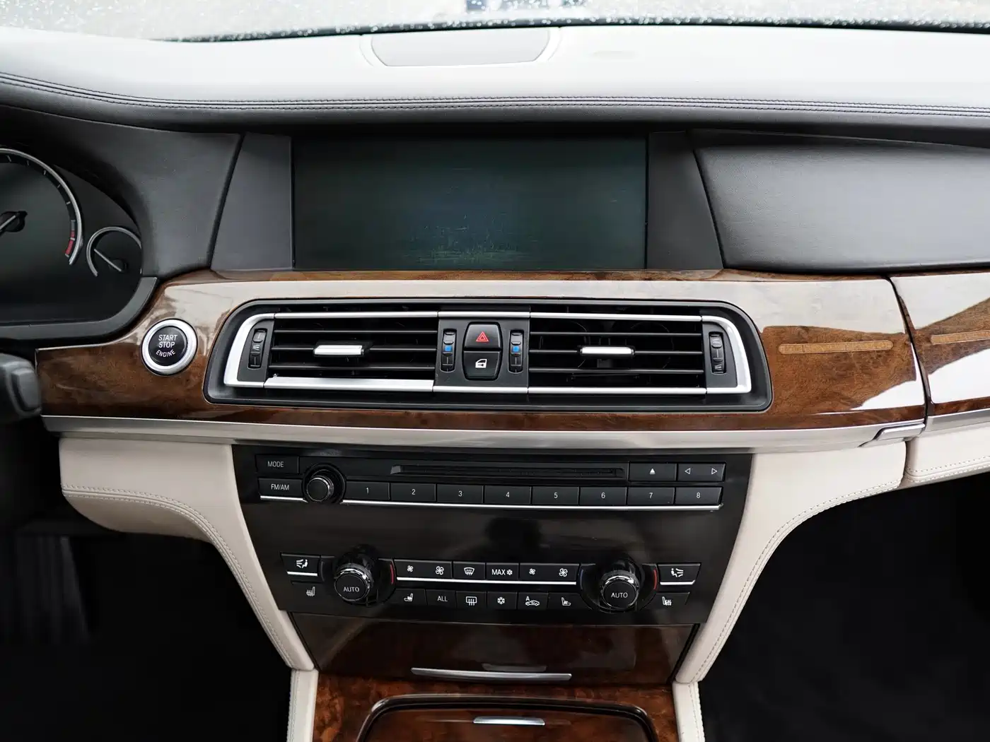 BMW 7 Series 2010 760Li фото 8