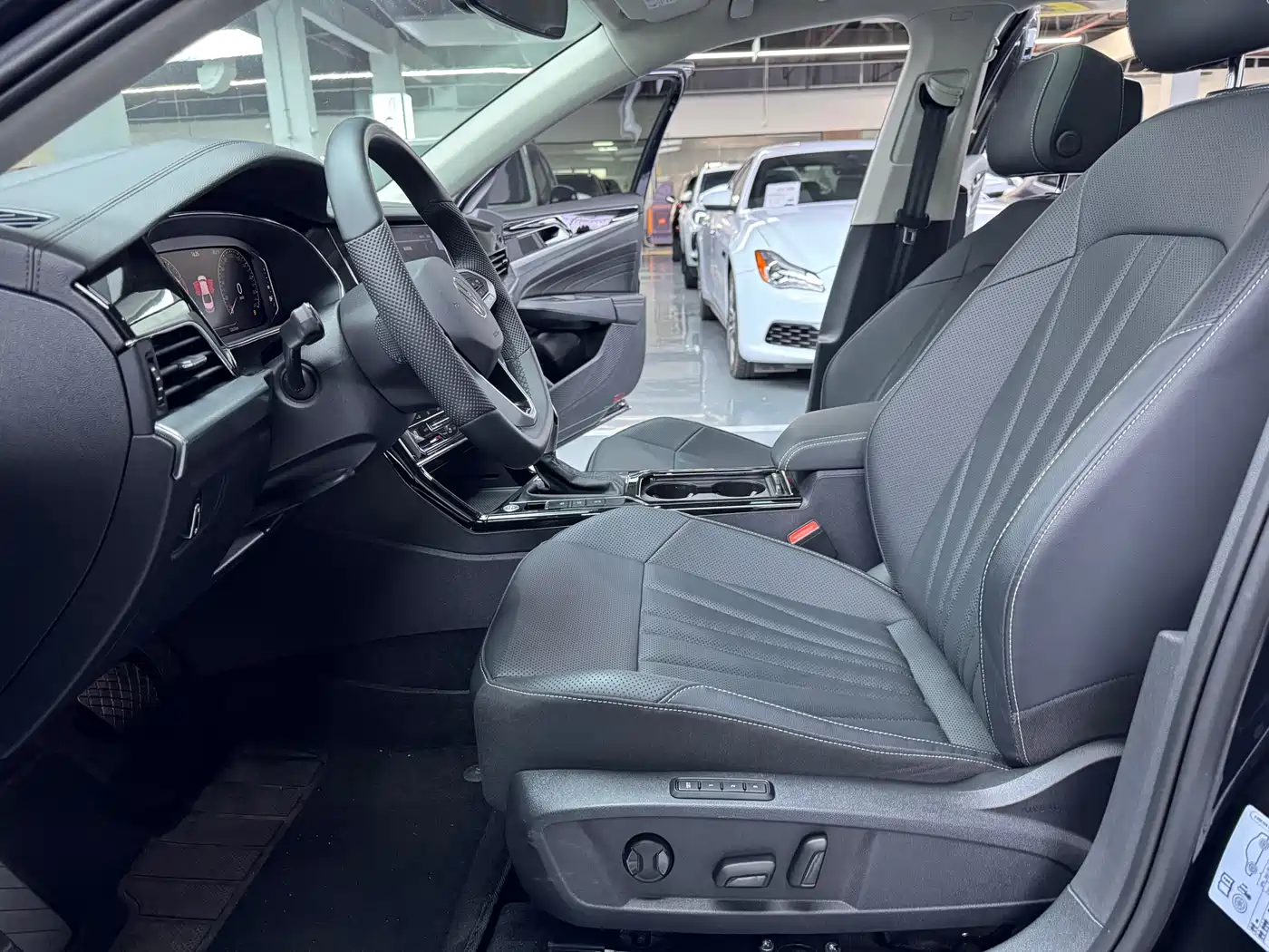Volkswagen Passat 2024 380TSI Starlight Dragon Soaring Edition фото 4