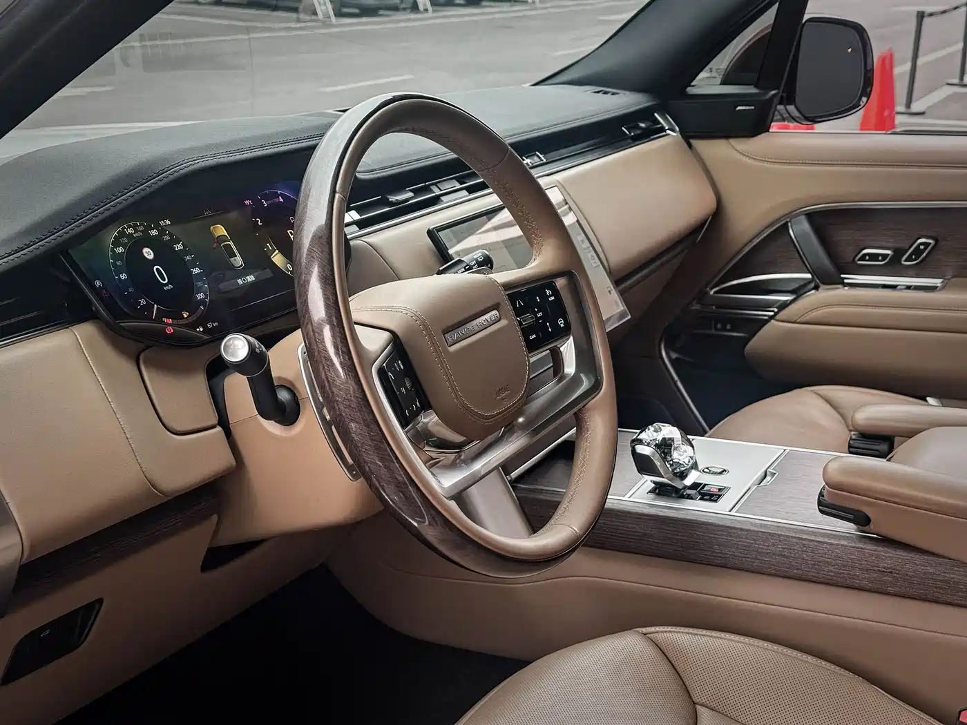 Land Rover Range Rover 2024 3.0 L6 400PS Golden Age Extended 7-Seater фото 7
