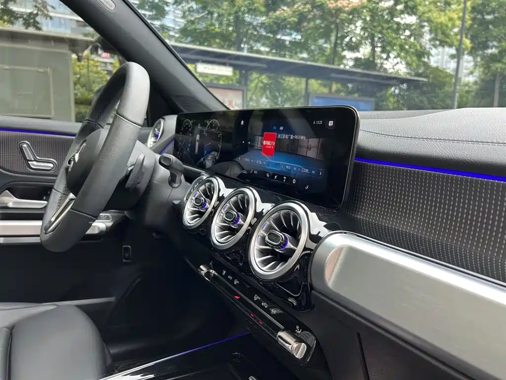 MERCEDES-BENZ GLB