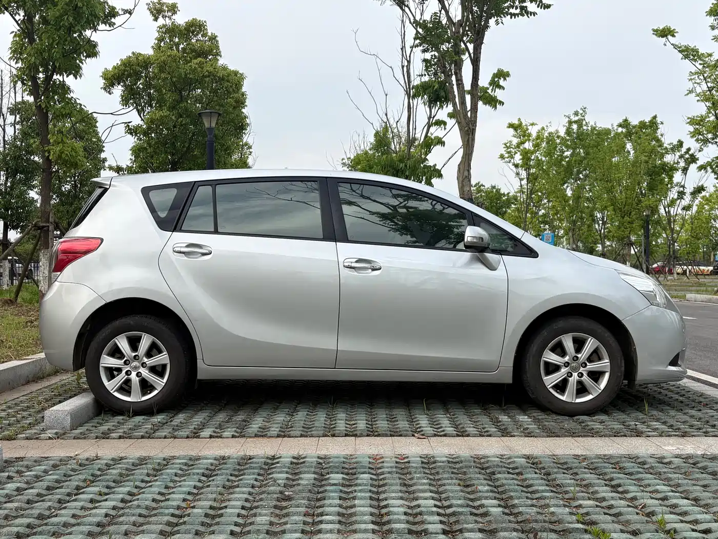Toyota E'Z 2011 180E CVT Elite Edition фото 4