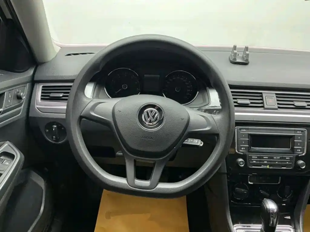 VOLKSWAGEN BORA