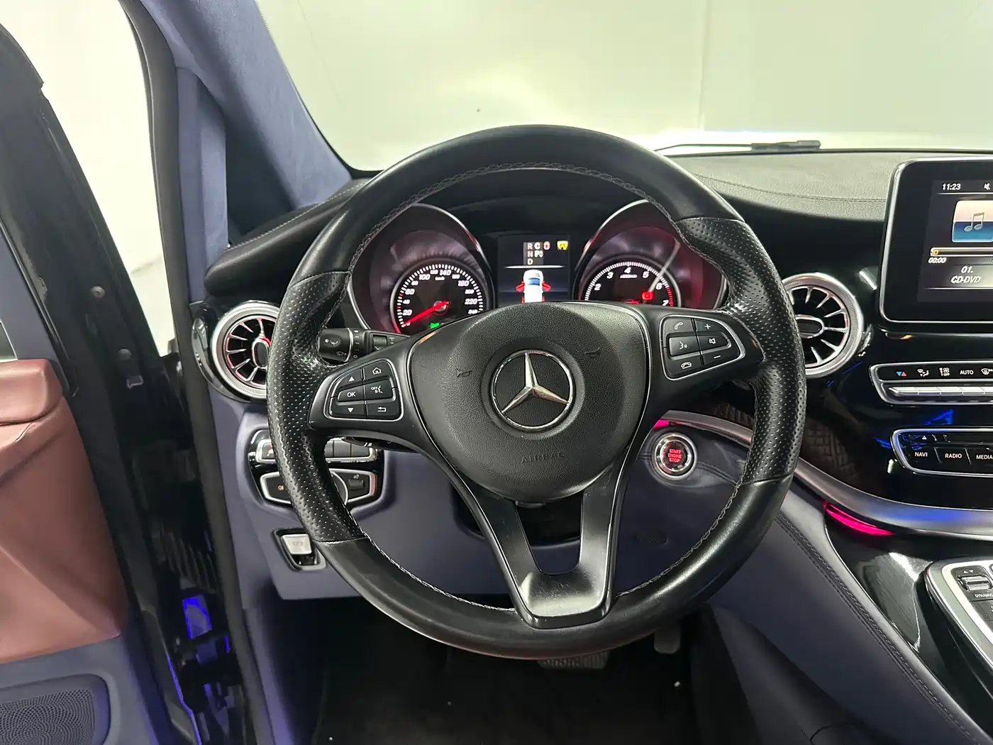 Mercedes-Benz V-Class 2017 Model V 260 L Premium Extended Edition фото 6