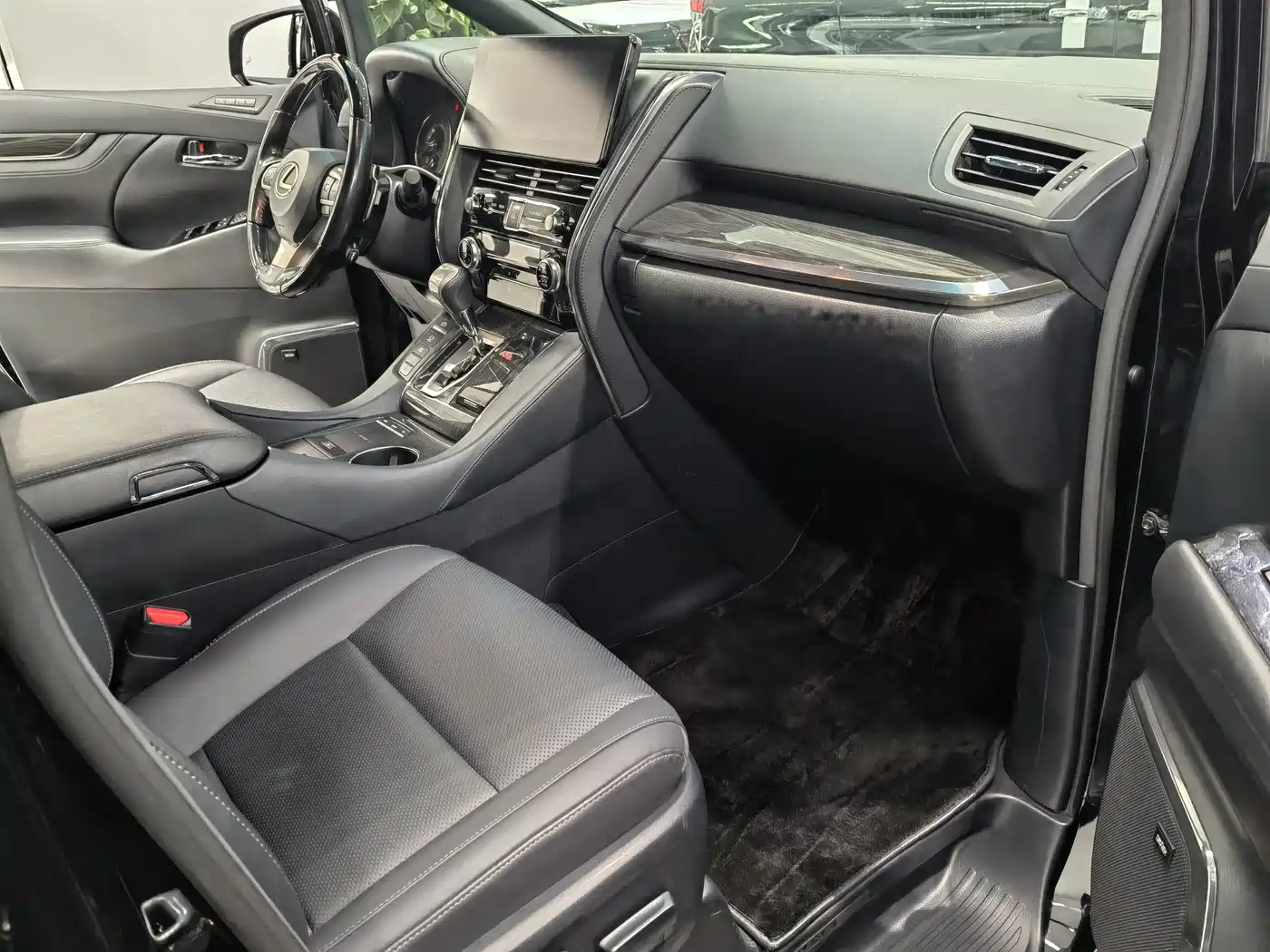Lexus LM 2020 300h 4-Seat Imperial Edition фото 10