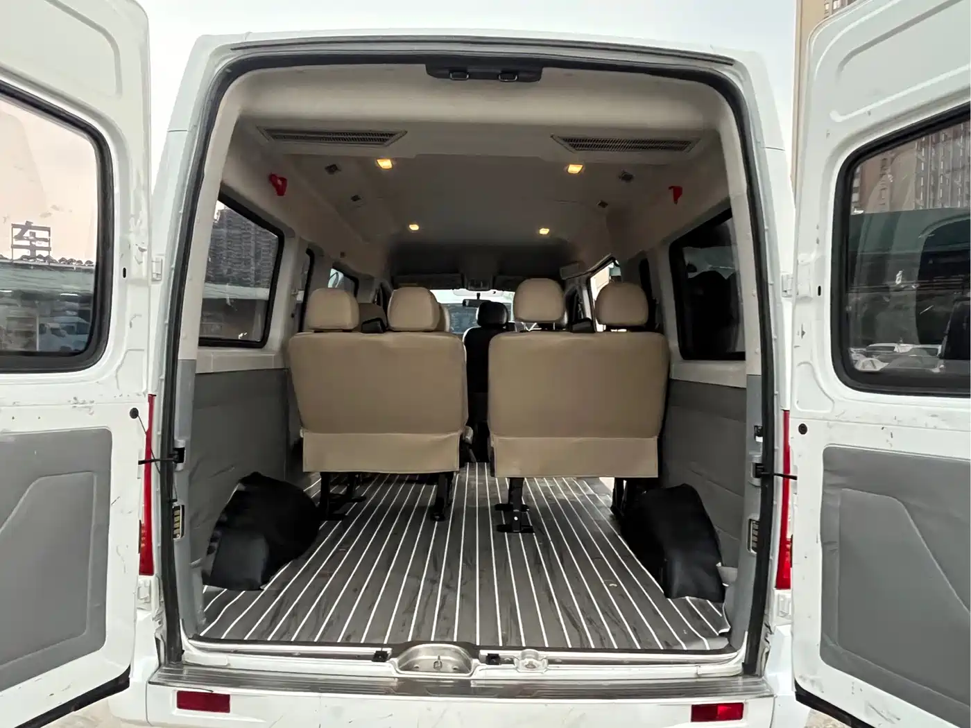 SAIC Maxus Xintu V80 2021 2.0T PLUS Manual Business Travel Edition Long Wheelbase Medium Roof 9 Seats фото 13