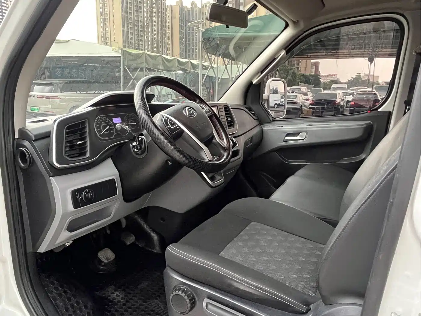 SAIC Maxus Xintu V80 2023 2.0T PLUS Manual Urban Edition Short Wheelbase Ultra-low Roof 7/8/9-seater фото 7
