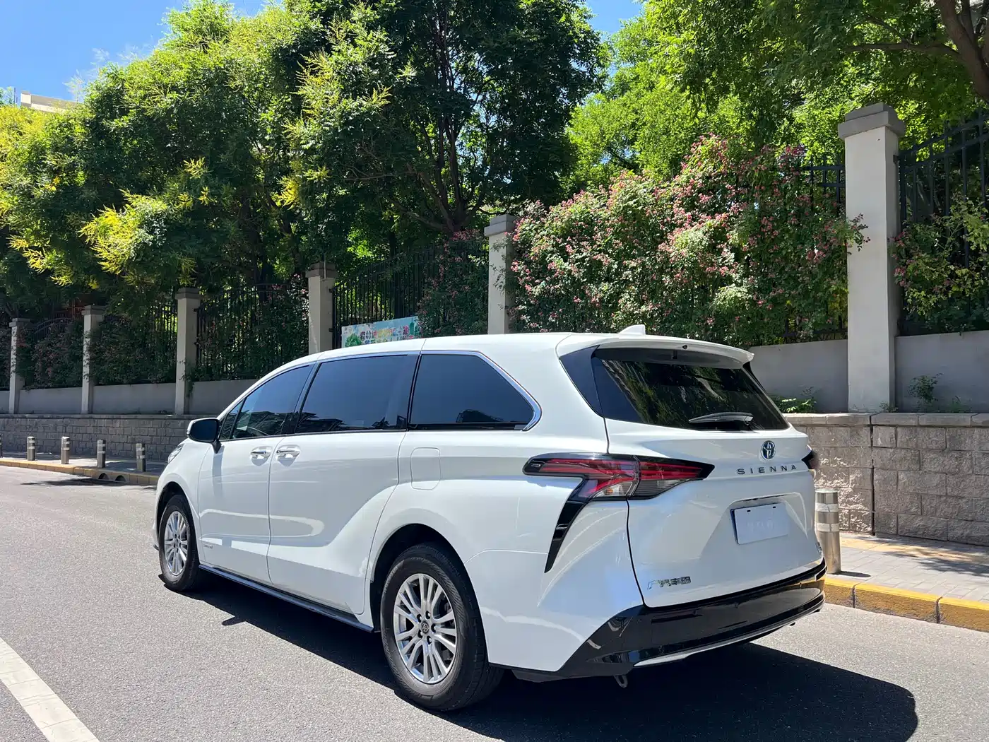 Toyota Sienna 2021 2.5L Hybrid Premium Edition фото 17