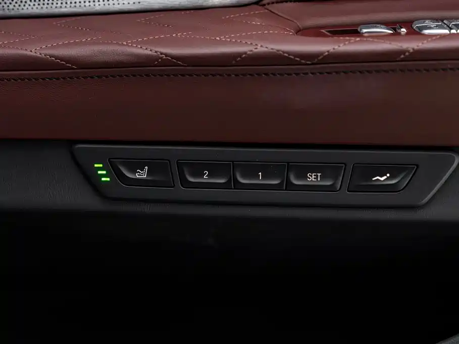 BMW 7 Series 2019 750Li xDrive V8 M Sport Package фото 32