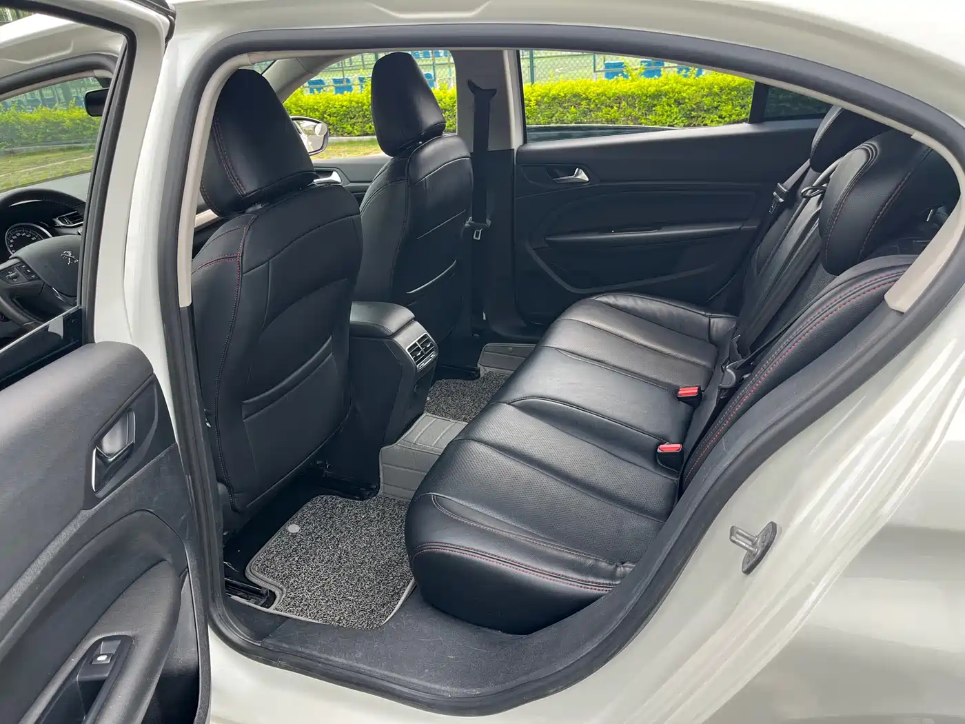 Peugeot 408 2016 1.6T Automatic Luxury Edition фото 9