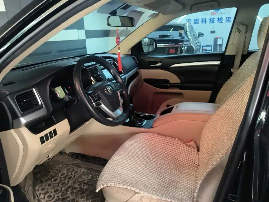 Photo 3 - Toyota Highlander
