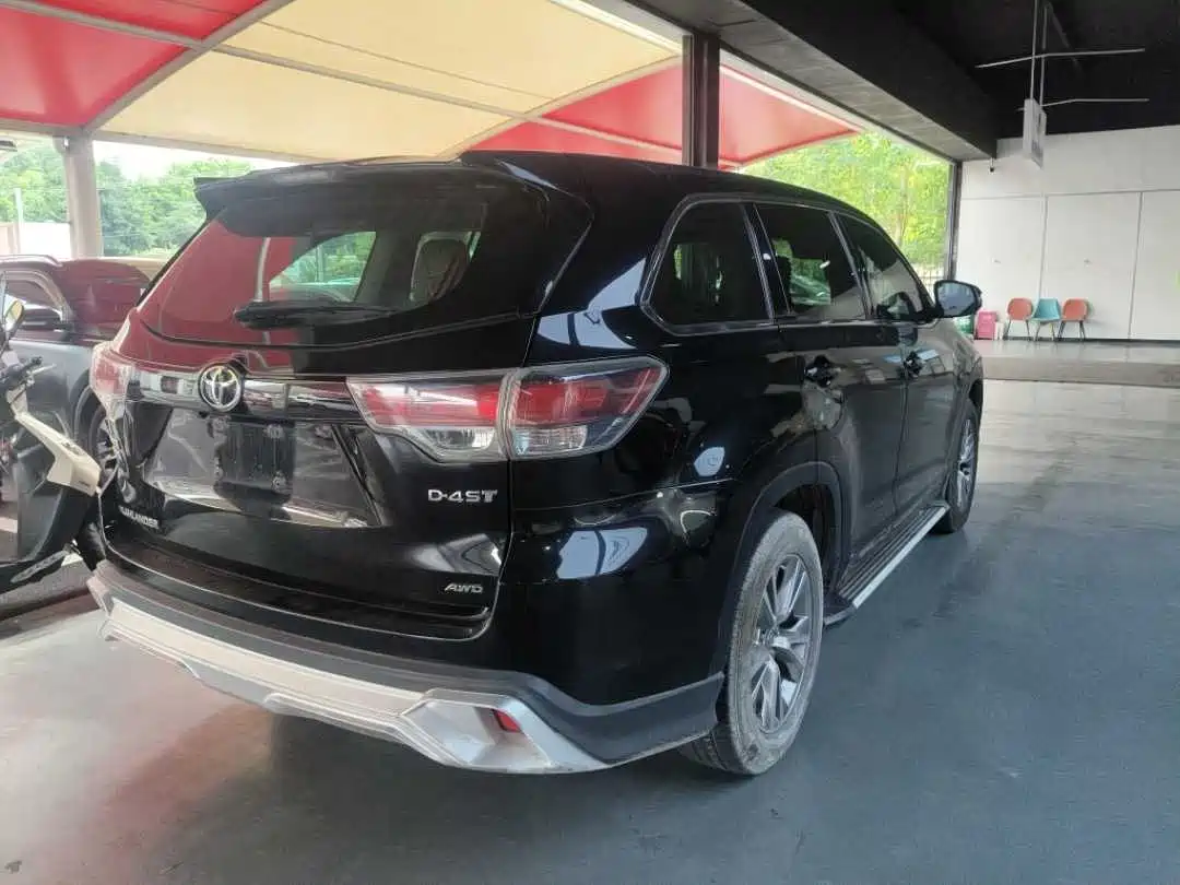 Photo 8 - Toyota Highlander
