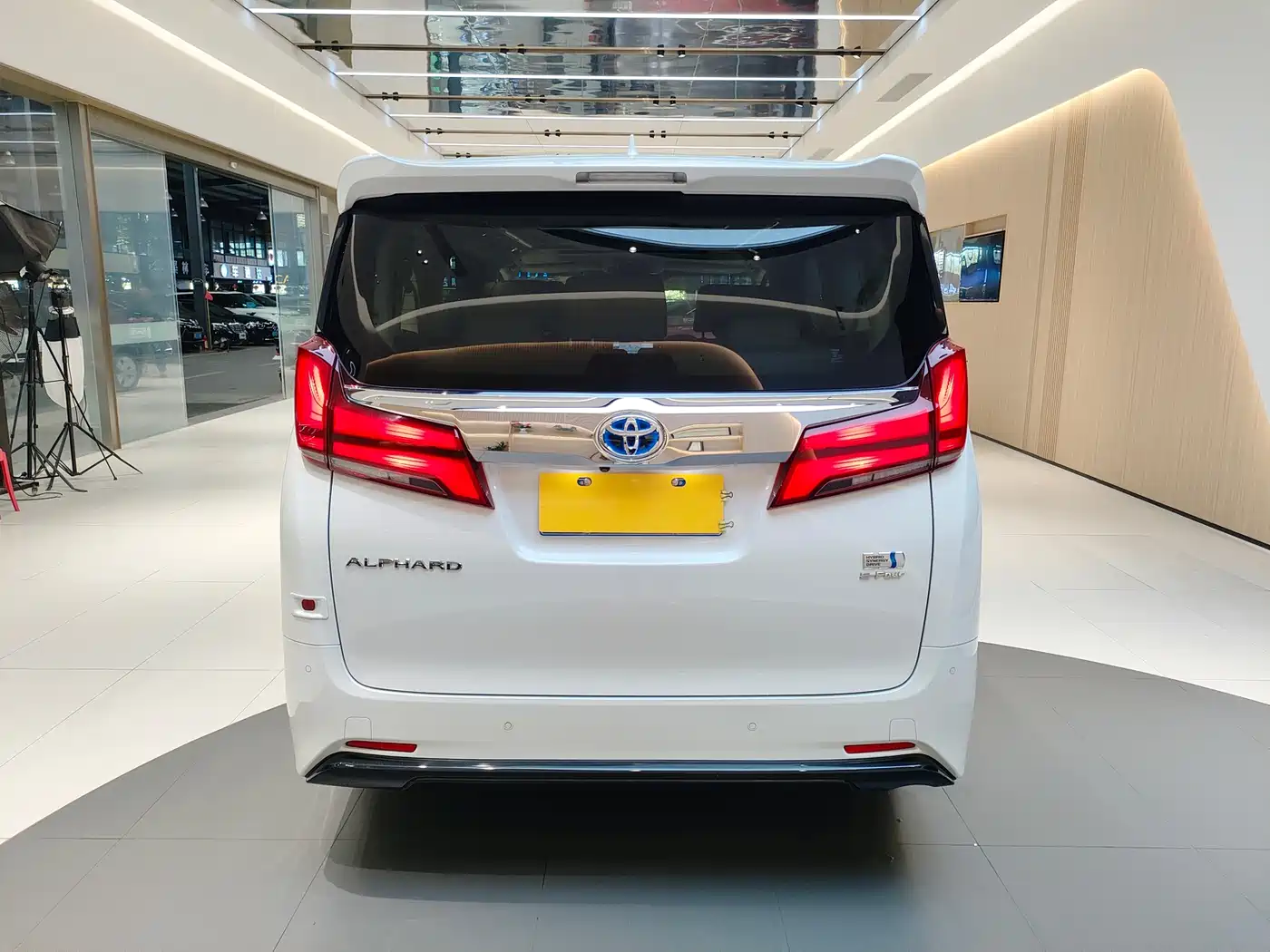 Toyota Alphard 2020 Hybrid 2.5L Luxury Edition фото 6