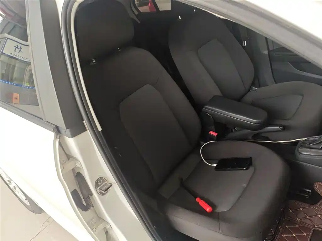 Volkswagen Jetta 2013 1.6L Automatic Fashion фото 25