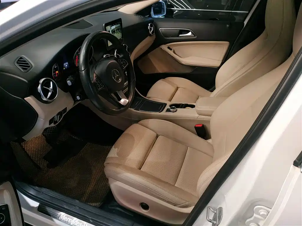 Mercedes-Benz GLA 2017 GLA 200 Dynamic фото 15