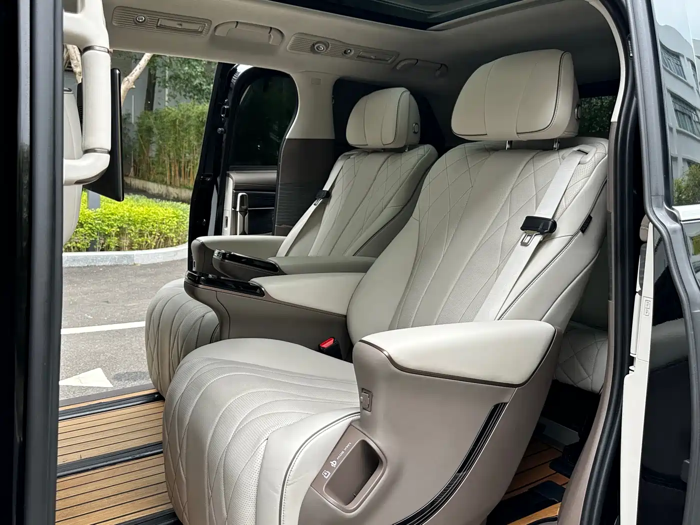 Denza D9 2022 DM-i 970 AWD Flagship фото 13