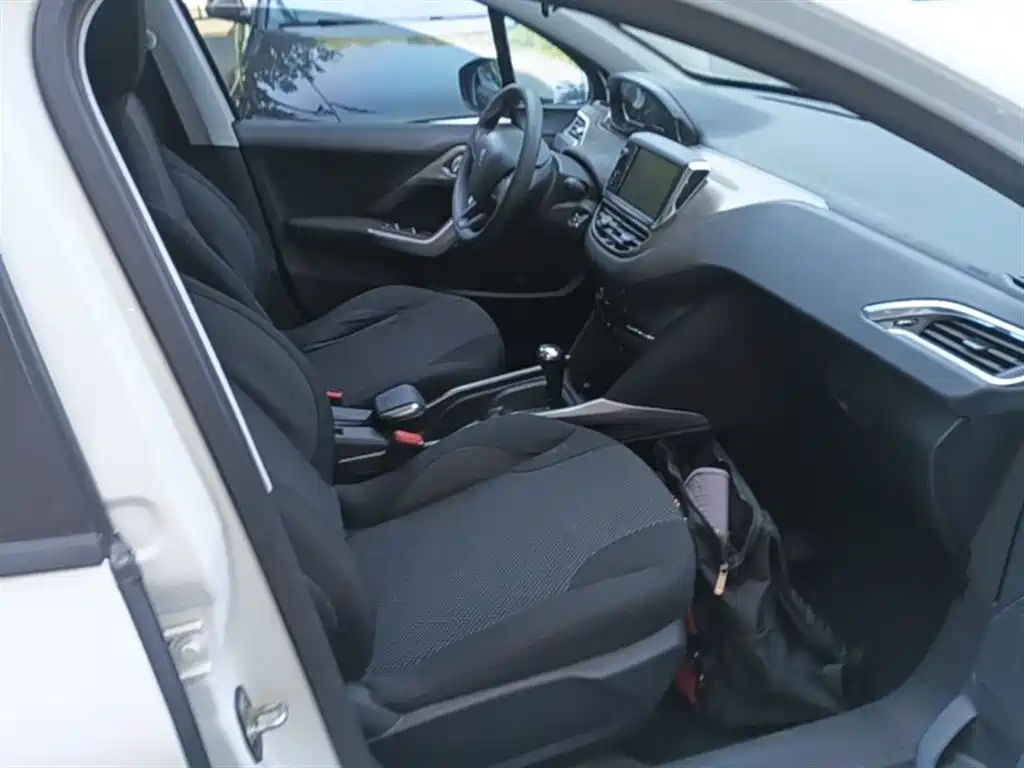 Peugeot 2008 2014 1.6L Automatic Fashion Edition фото 25