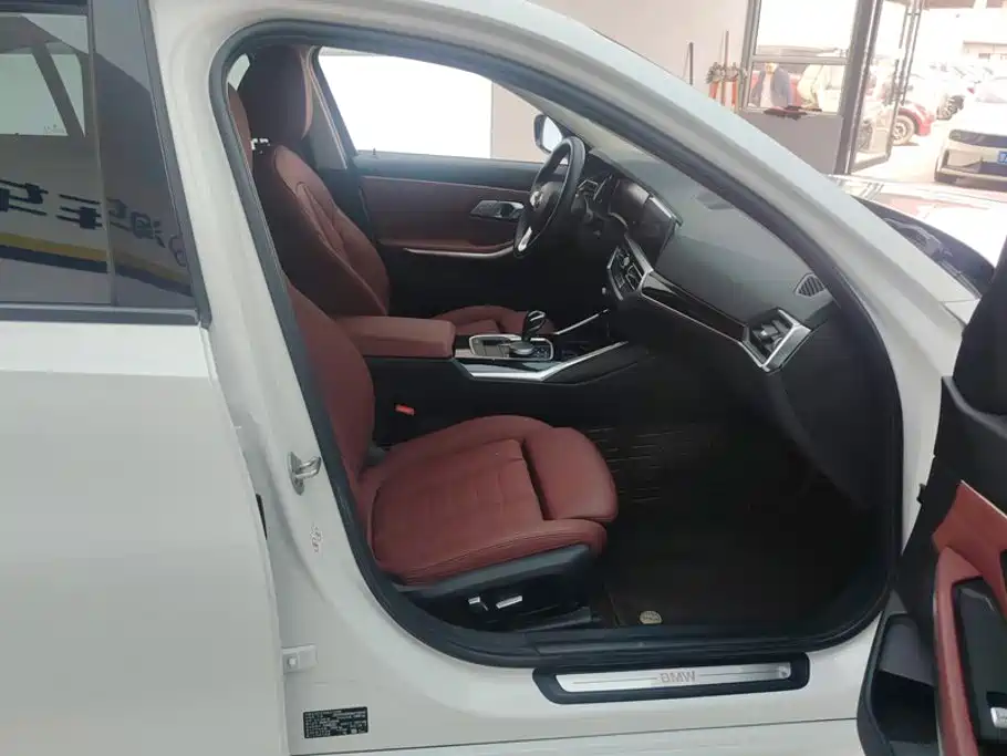 Photo 8 - BMW 3 Series