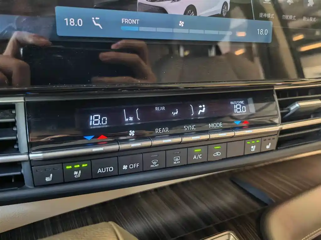 Toyota Sienna 2024 2.5L Hybrid Ultimate Premium Edition фото 10