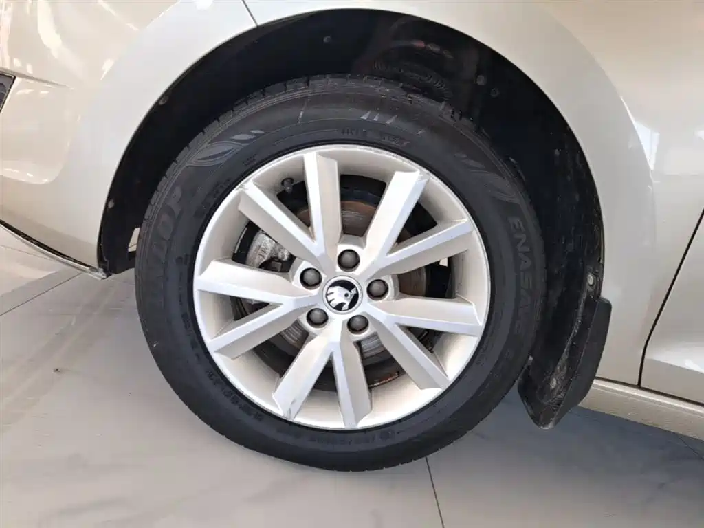 Škoda Rapid 2015 1.6L Automatic Smart Selection фото 23