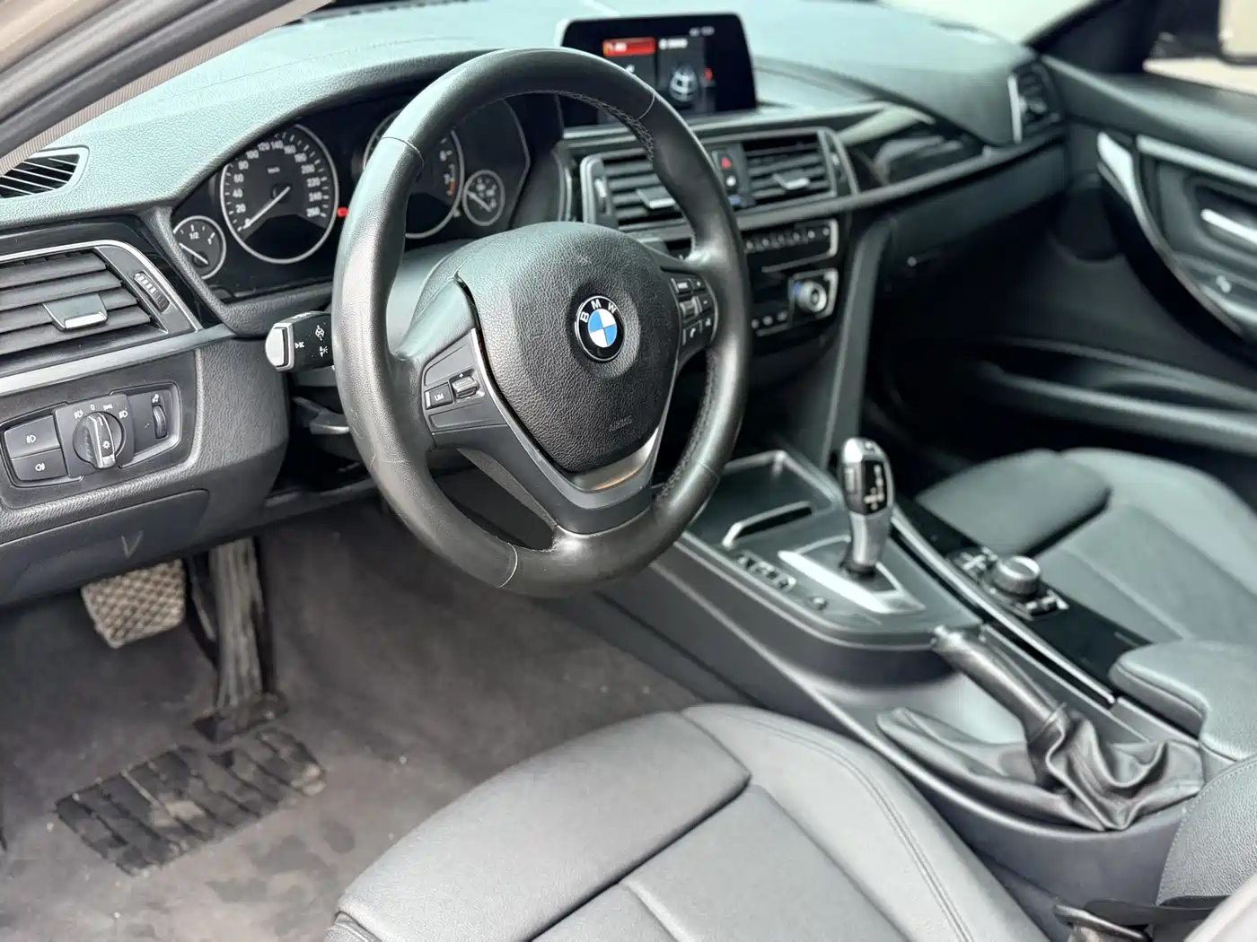 BMW 3 Series 2018 318Li фото 13