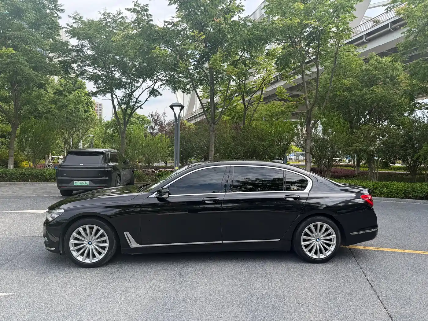 BMW 7 Series 2016 740Li Leading Edition фото 4