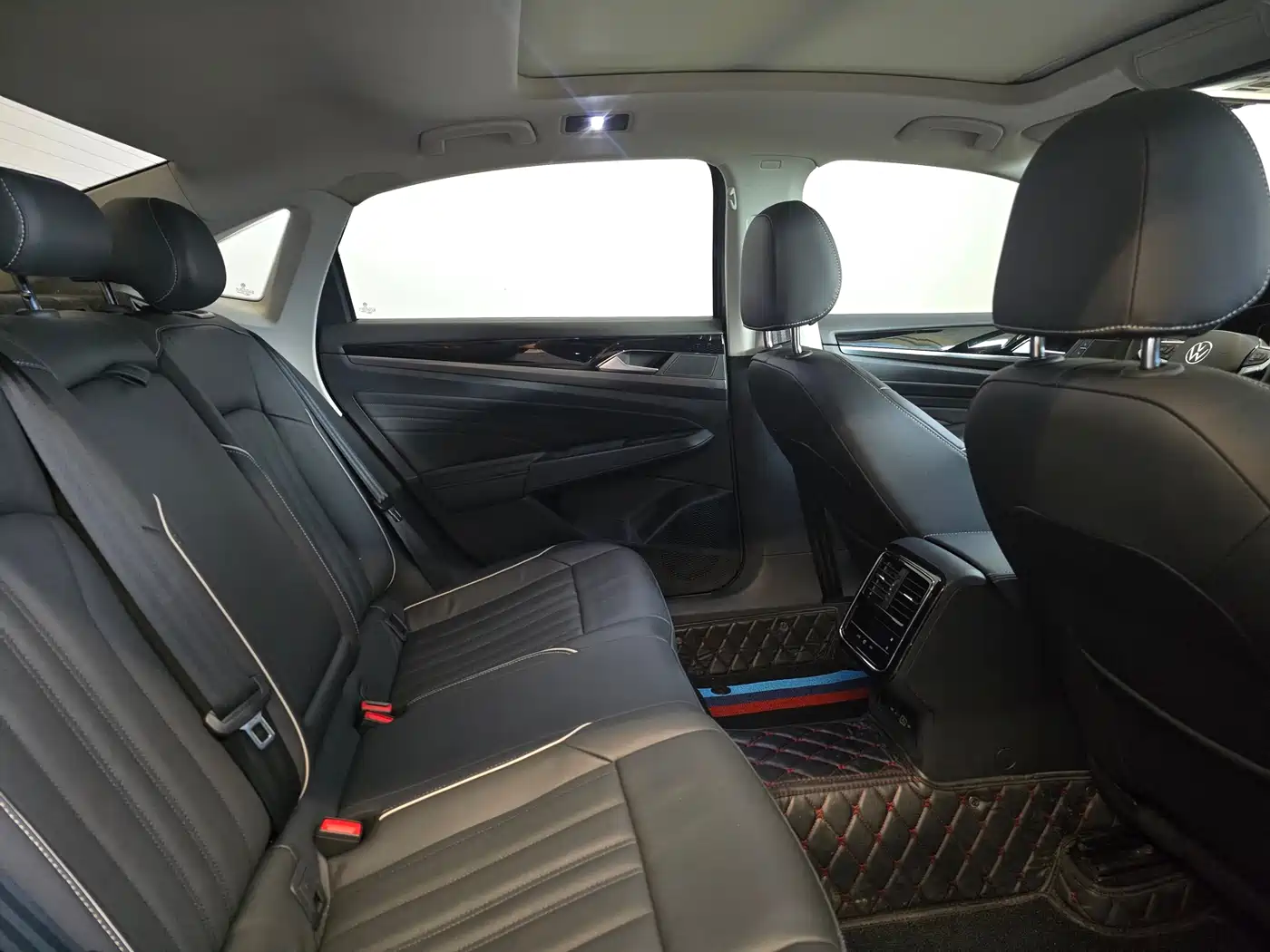 Volkswagen Passat 2022 330TSI Starlight Elite Edition фото 13