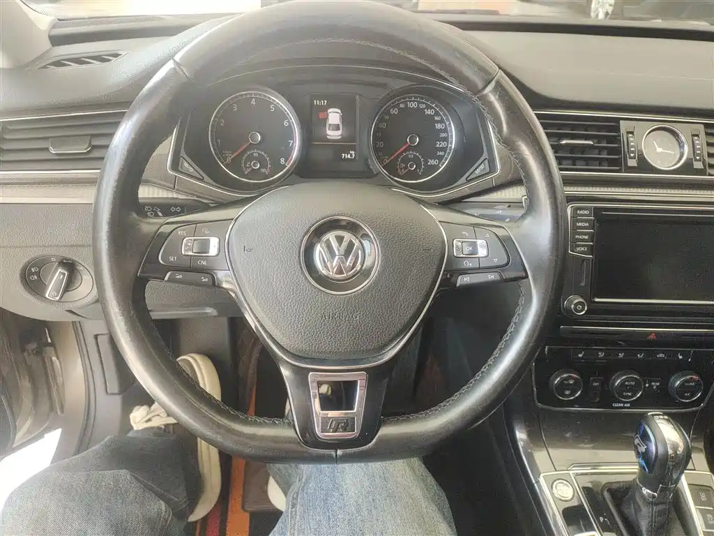 Volkswagen Passat 2017 330TSI DSG Luxury фото 11