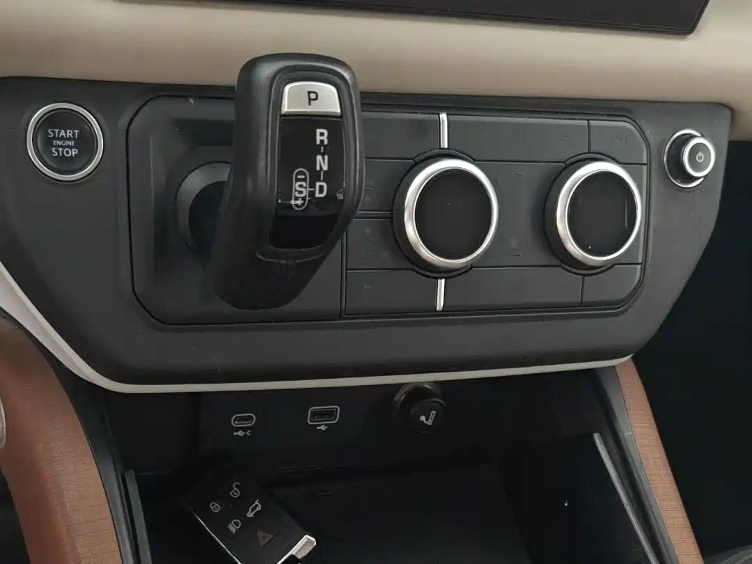 Photo 13 - Land Rover Defender