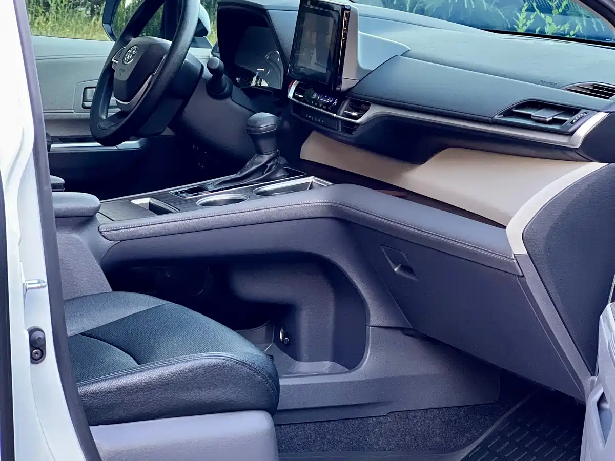 Toyota Sienna 2024 2.5L Hybrid Comfort Edition фото 5