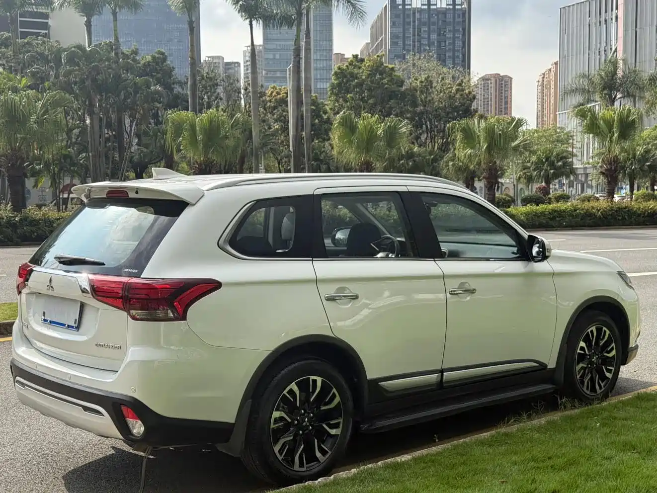 MITSUBISHI OUTLANDER