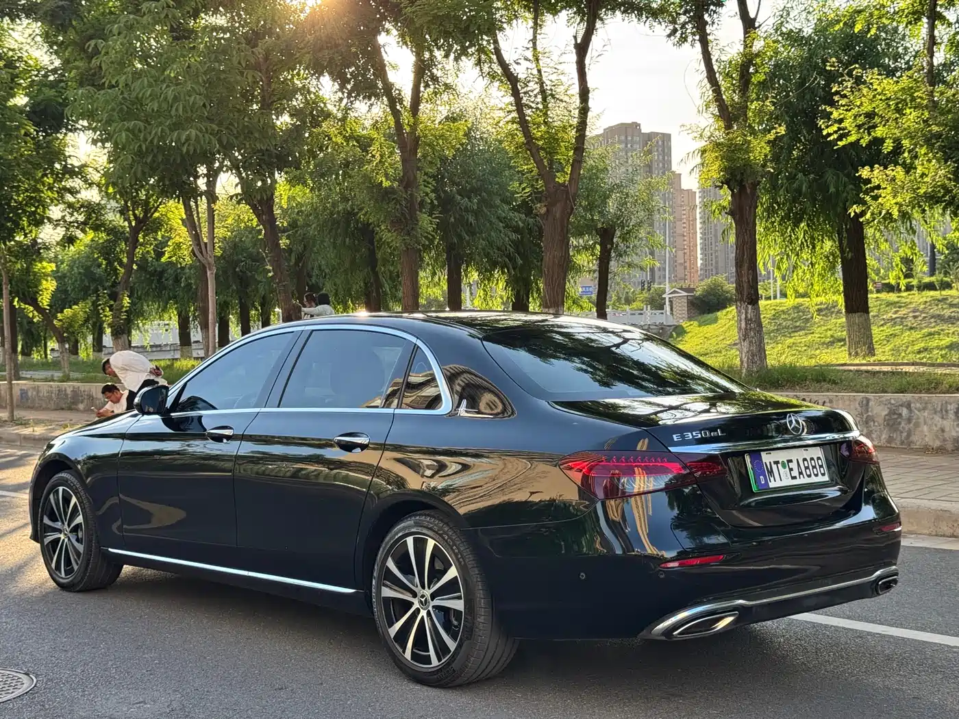 Mercedes-Benz E-Class New Energy 2022 E 350 e L Plug-in Hybrid Sedan фото 9