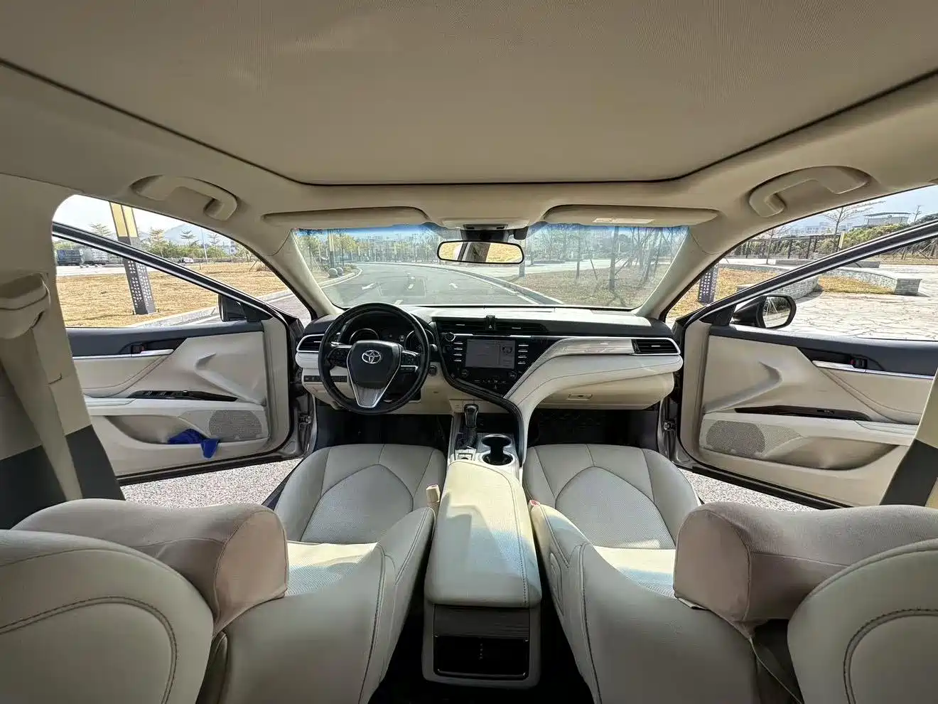 Toyota Camry 2018 Hybrid 2.5HG Luxury Edition фото 26