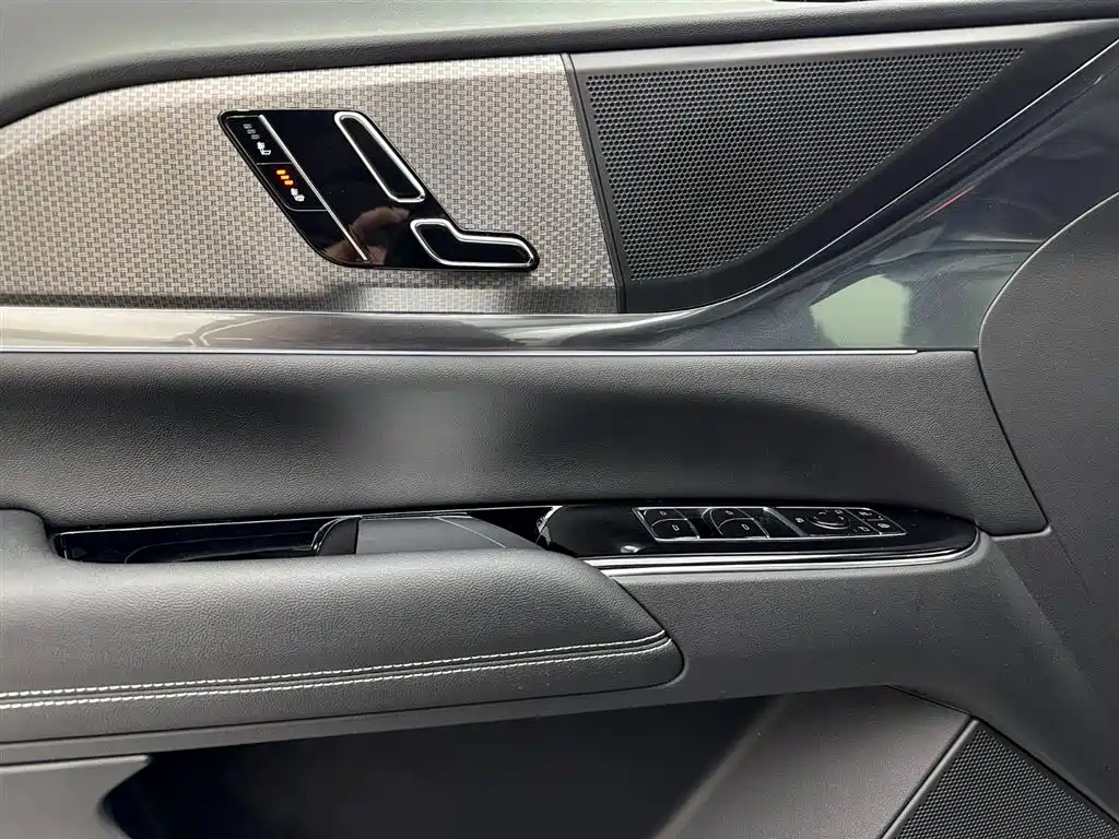 Cadillac XT5 2025 2.0T Luxury фото 24