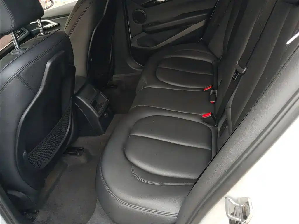 BMW 1 Series 2018 118i Sport Edition фото 19