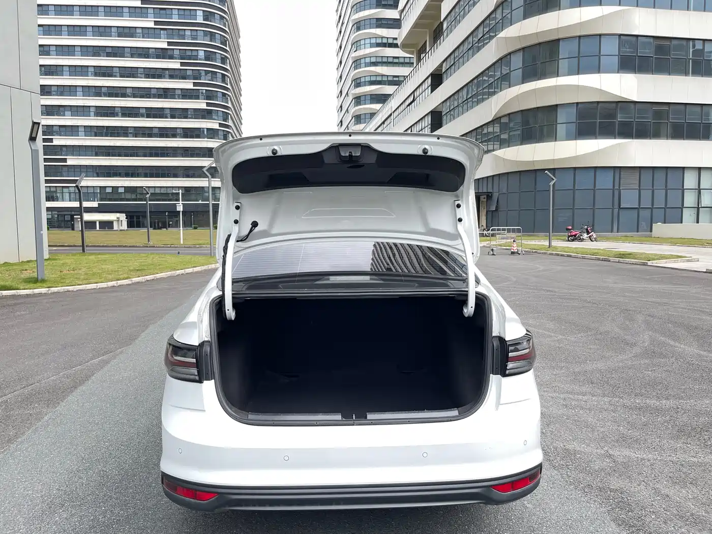Volkswagen Lavida 2023 New Sharp 1.5L Auto Aspiration Edition фото 13