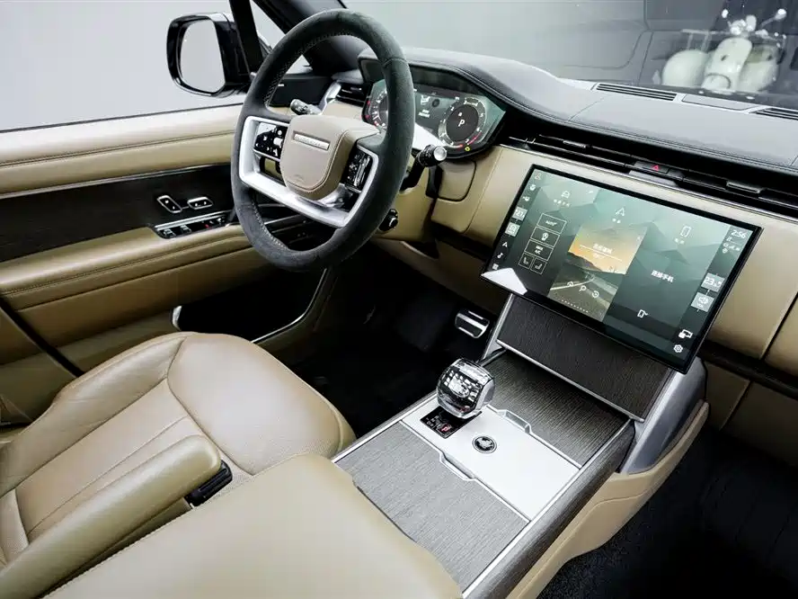 Land Rover Range Rover 2024 3.0 L6 360PS Golden Age Edition фото 16
