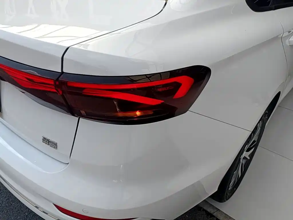 Фото 8 - Geely Emgrand