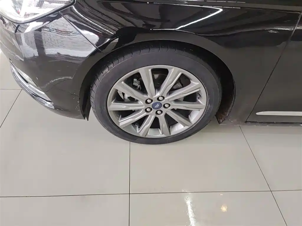 Фото 23 - Ford Taurus
