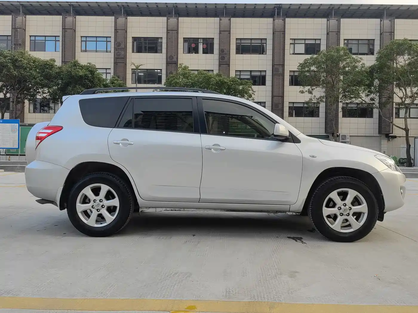 Toyota RAV4 Rongfang 2011 2.0L Automatic Classic Edition фото 13
