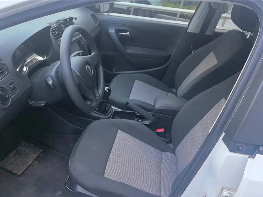 Volkswagen Polo 2014 1.4L Manual Trend Edition фото 9