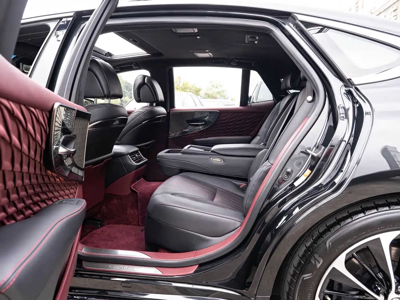 Lexus LS 2021 500h Executive Edition фото 10
