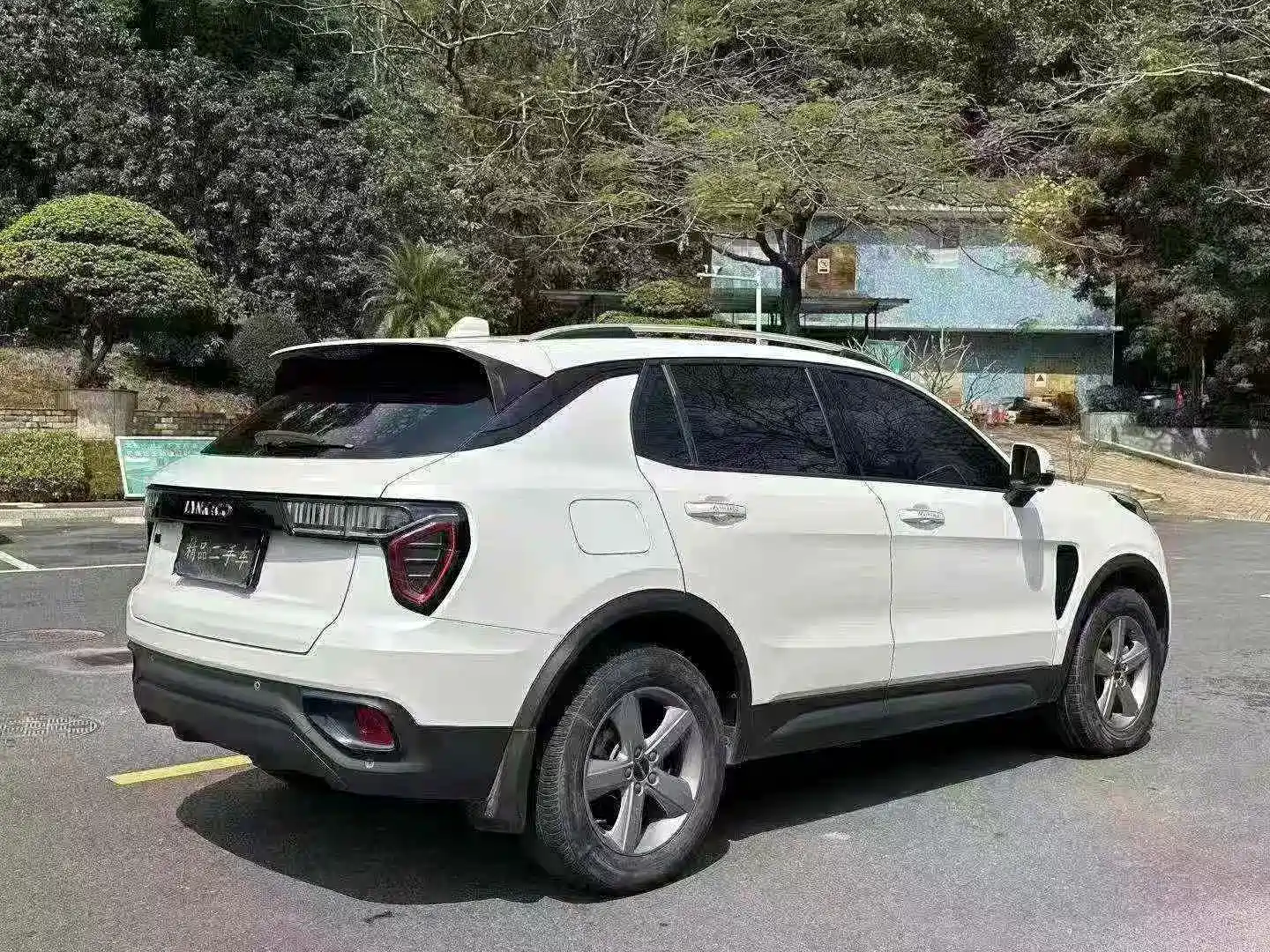 Фото 8 - Lynk & Co 01