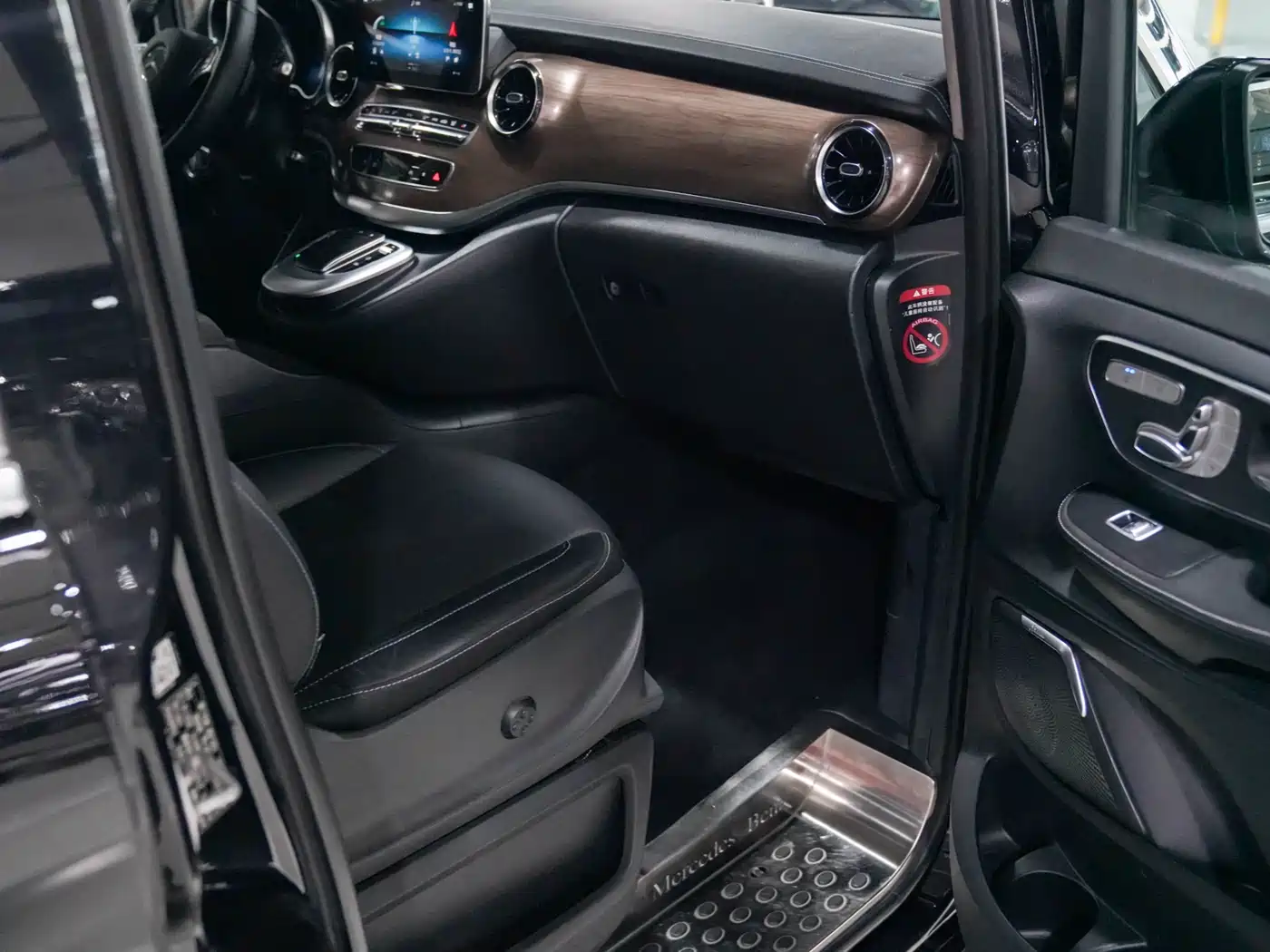Mercedes-Benz V-Class 2021 V 260 L Long Wheelbase Premium Edition фото 24