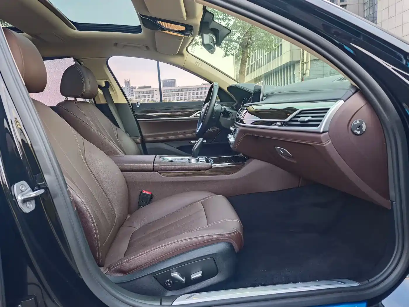BMW 7 Series 2017 730Li Leading Edition фото 7