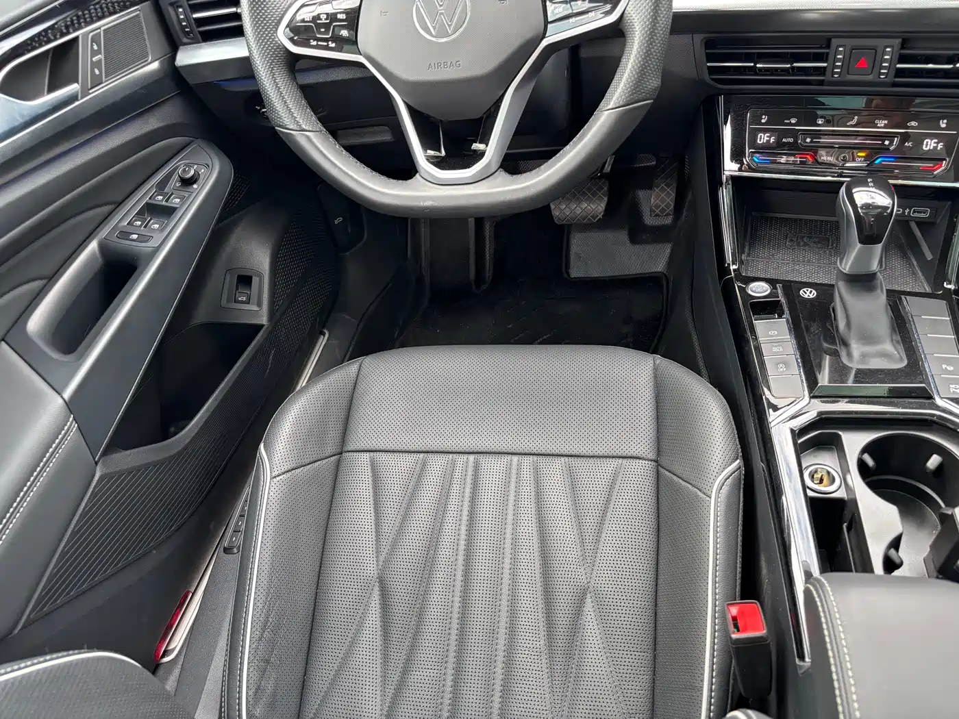 Volkswagen Passat 2023 330TSI Starlight Luxury Edition фото 9