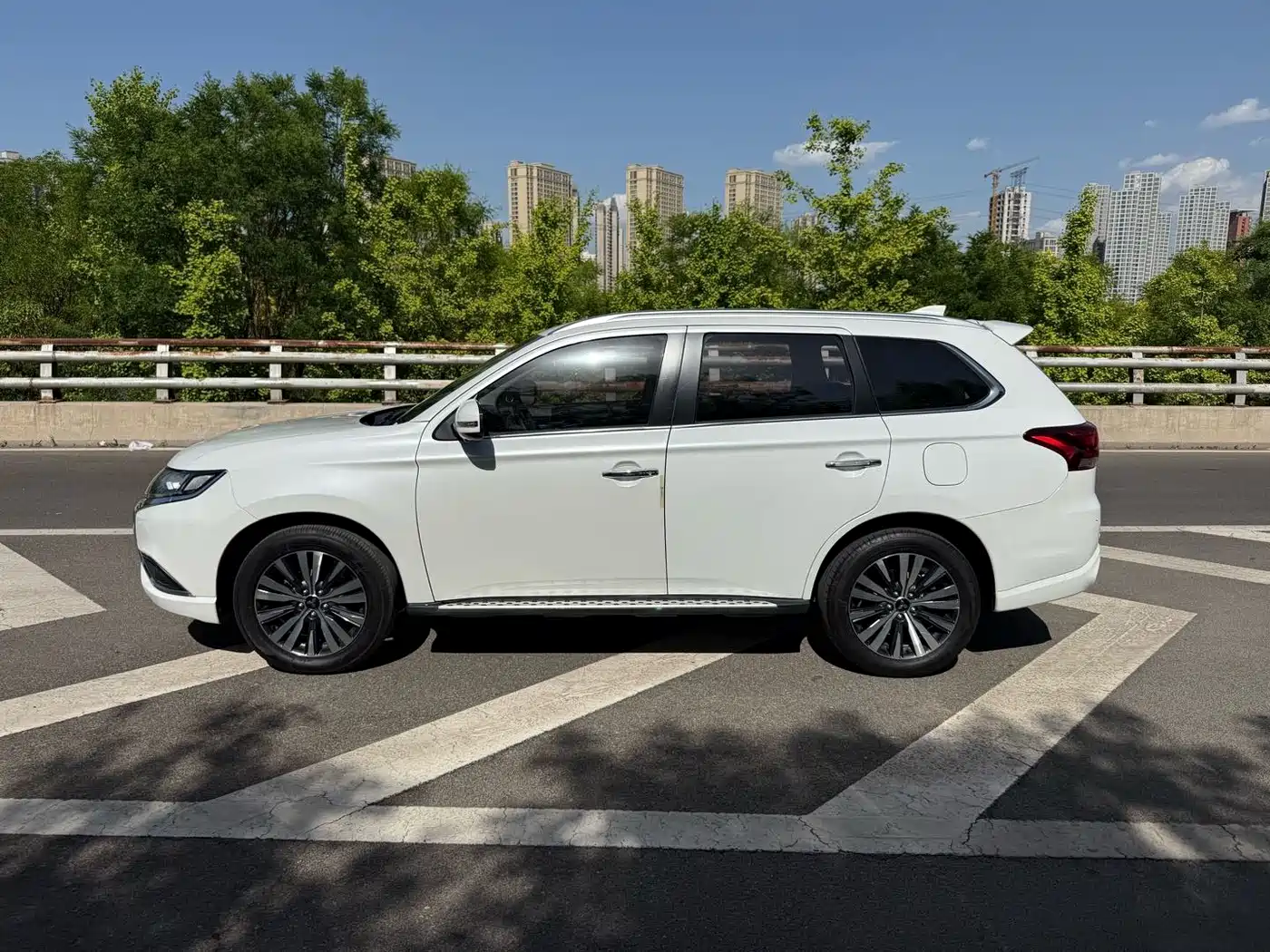 Mitsubishi Outlander 2021 2.4L 4WD Deluxe Edition 7-Seater фото 6
