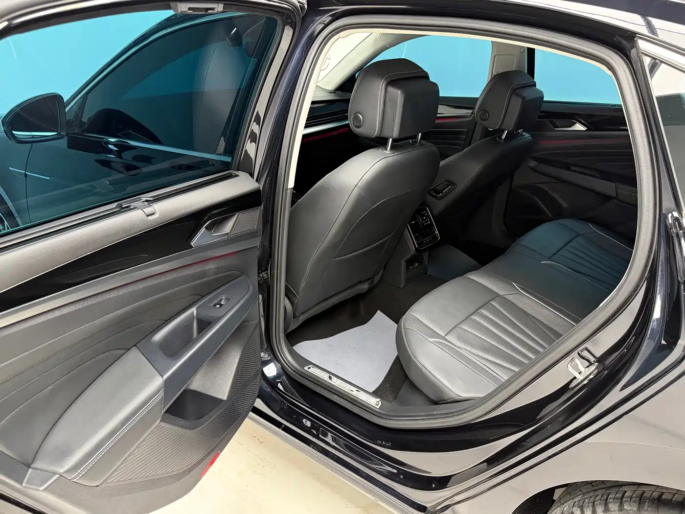 Volkswagen Passat 2024 380TSI Starlight Luxury Edition фото 12