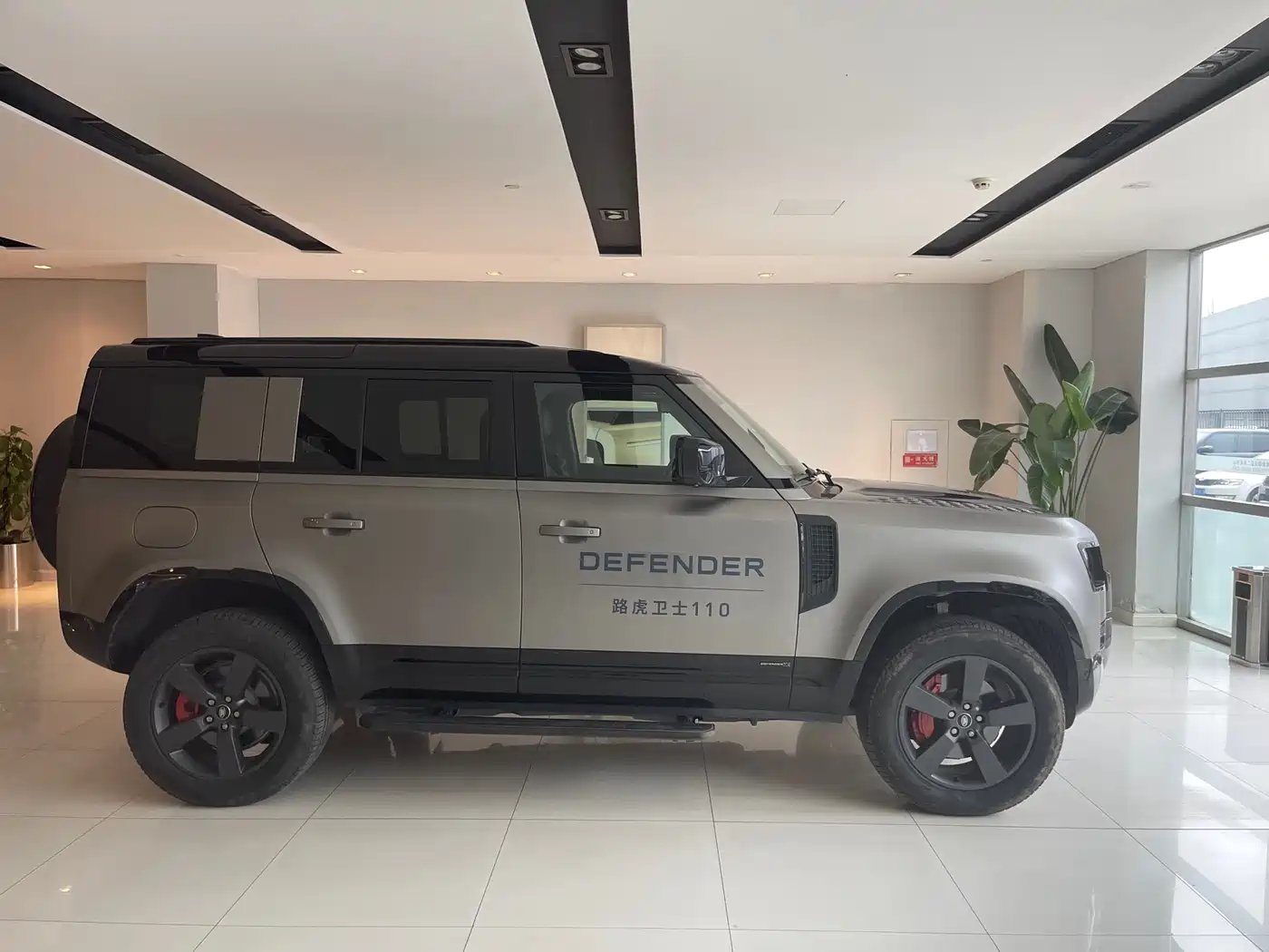 Land Rover Defender 2025 110 3.0T P400 X фото 3